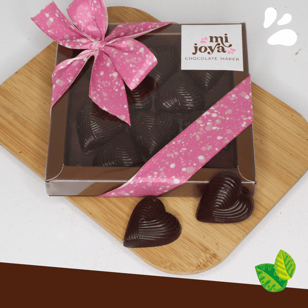 Coffret garni de coeurs en chocolat fourrés de caramel à la framboise