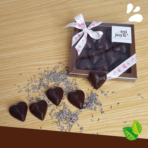 Doosje chocoladehartjes gevuld met karamel en lavendelbloemen